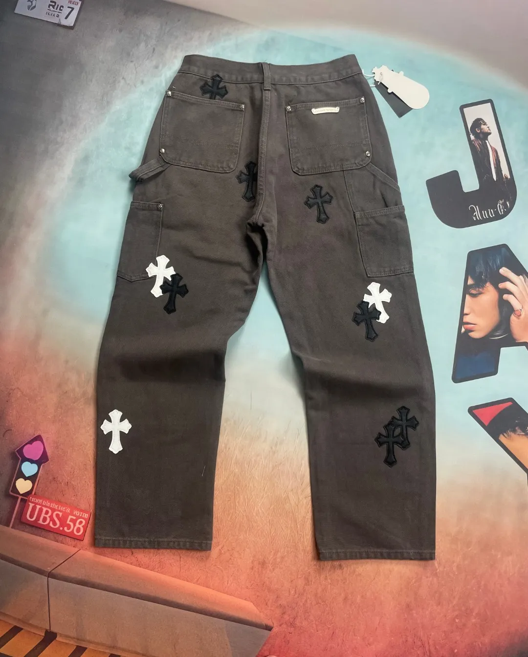🅿️290 🔘Style number-KL128 🔘Chrome Hearts𝐂𝐡𝐫𝐨𝐦𝐞 𝐇𝐞𝐚𝐫𝐭 Matty Boy Sex Records series Cross black and white patchwork leather lumberjack jeans* Chrome Hearts Matty Boy Sex Records The patchwork leather jeans series is a masterpiece of fashion craftsmanship. It is made of beaded canvas fabric, which has been carefully crafted through heavy washing process, giving the fabric an extremely complex and unique texture, and the upper body has an extraordinary texture. In terms of shape shaping, precise three-dimensional cutting is used to present straight and neat lines, adapting to various body shapes. In terms of accessories, the hardware is customized from ZP (YKK sub-brand) and is of high quality. After being washed, beaded canvas not only becomes thicker, but also has a soft touch and excellent breathability, which greatly enhances the wearing experience. The details are full of ingenuity. The customized small leather label is exquisitely designed, the overall design is unique, and the workmanship is meticulous. Every trace is neat and meticulous, and the details are handled to the extreme. This pair of jeans perfectly integrates multiple fashion elements and breaks gender barriers. It can be easily worn by both men and women and is extremely trendy. Comparable to the Croxin double knee cross leather B01 logging pants and straight overalls B136, they are also extremely luxurious, with a market value of up to 1.9W. They are distinctively characterized by patchwork cross flower embellishment and high-waist washing technology. They embody top-notch heavy-duty craftsmanship and have become a highly sought-after focus item in the fashion industry. As a fashion brand that exudes a rich and luxurious atmosphere, Croxin is known as a high-street aristocrat and is favored by fashionistas and the rich second generation. Compared with ordinary high-street brands, it is more luxurious and noble; compared with traditional luxury brands, it has a bit more fashion personality and unique charm, making it the best choice for fashionistas. Specific to this pair of jeans, they are made of imported denim fabric, with custom-made silver-plated Crow heart buttons. The crosses are hand-embroidered from first-layer sheepskin, and blended into a variety of rare leather materials such as horse hair, sheepskin, and suede. There are a total of 26 genuine leather crosses on the whole pants, giving them a full sense of luxury. After repeated washing, the fabric becomes more delicate and breathable, making it easy to adapt to various styles. The buttons and zippers are made of genuine YKK vintage metal products, and the front knees are reinforced with double-layer canvas. Every hardware is carefully selected, and the details are exquisitely processed, fully demonstrating Croxin's excellent craftsmanship and cutting-edge fashion taste.  Size: S M L XL XXL (28.30.32.34.36) Color: Dark Gray